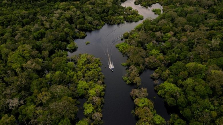 Barco navega no rio Juruá, na Reserva de Desenvolvimento Sustentável Uacari, município de Carauari, no coração da Amazônia brasileira