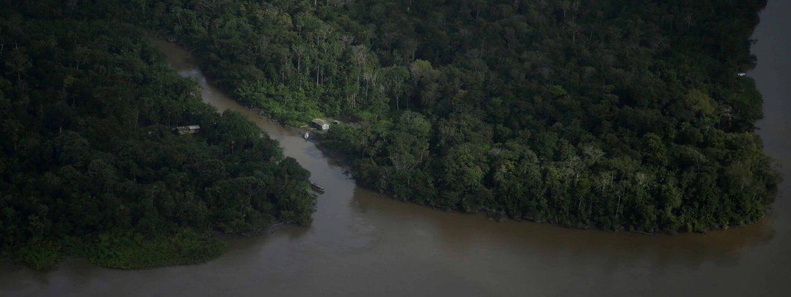 Casa na beira de rios perto da Foz do Amazonas, no Amapá (Crédito: Reuters/Ricardo Moraes)