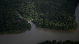 Casa na beira de rios perto da Foz do Amazonas, no Amapá (Crédito: Reuters/Ricardo Moraes)