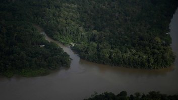 Casa na beira de rios perto da Foz do Amazonas, no Amapá (Crédito: Reuters/Ricardo Moraes)