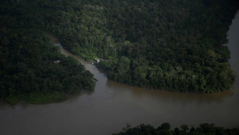 Casa na beira de rios perto da Foz do Amazonas, no Amapá (Crédito: Reuters/Ricardo Moraes)