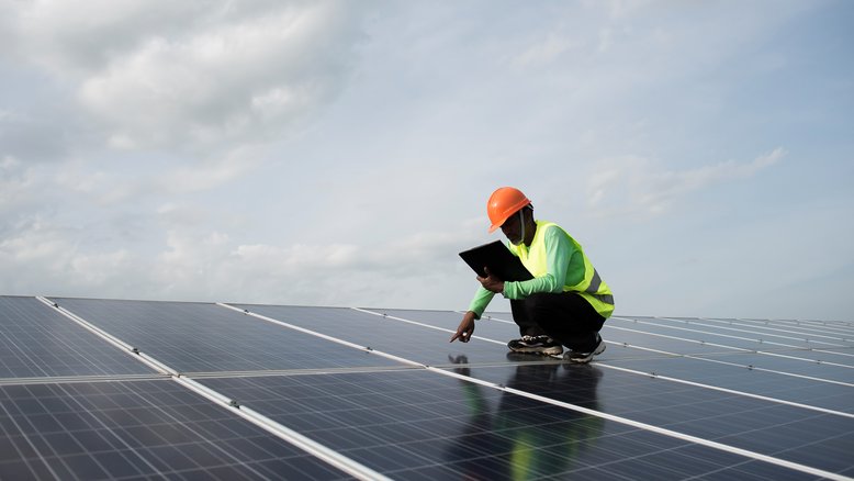 Engenheiro técnico examina placas de instalação de energia solar