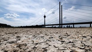 Leito seco do rio Reno, em trecho na cidade de Düsseldorf