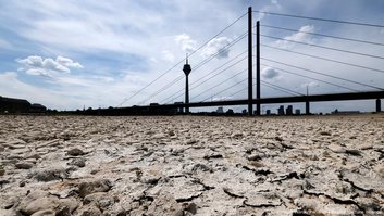Leito seco do rio Reno, em trecho na cidade de Düsseldorf