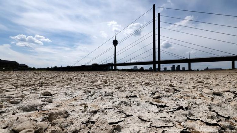 Leito seco do rio Reno, em trecho na cidade de Düsseldorf