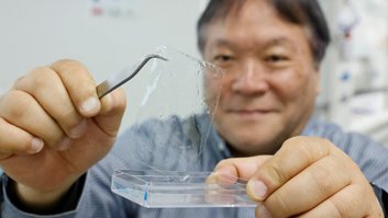 Takuzo Aida, do Centro de Ciência de Materiais Emergentes RIKEN, exibe plástico que se dissolve em água do mar. REUTERS/Manami Yamada