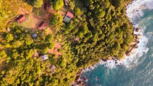 Vista aérea do Saco das Anchovas, na região de Paraty (RJ)