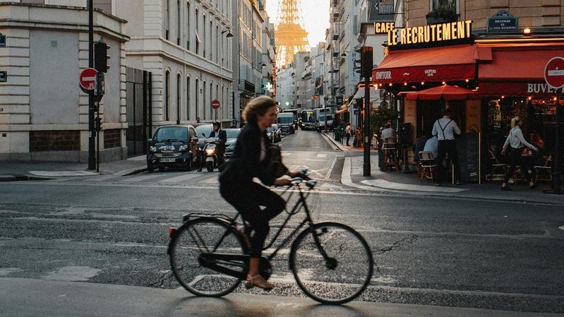 Mulher anda de bicicleta em Paris