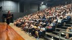 O artista plástico Eduardo Srur, idealizador do projeto Natureza Plástica, fala co estudantes