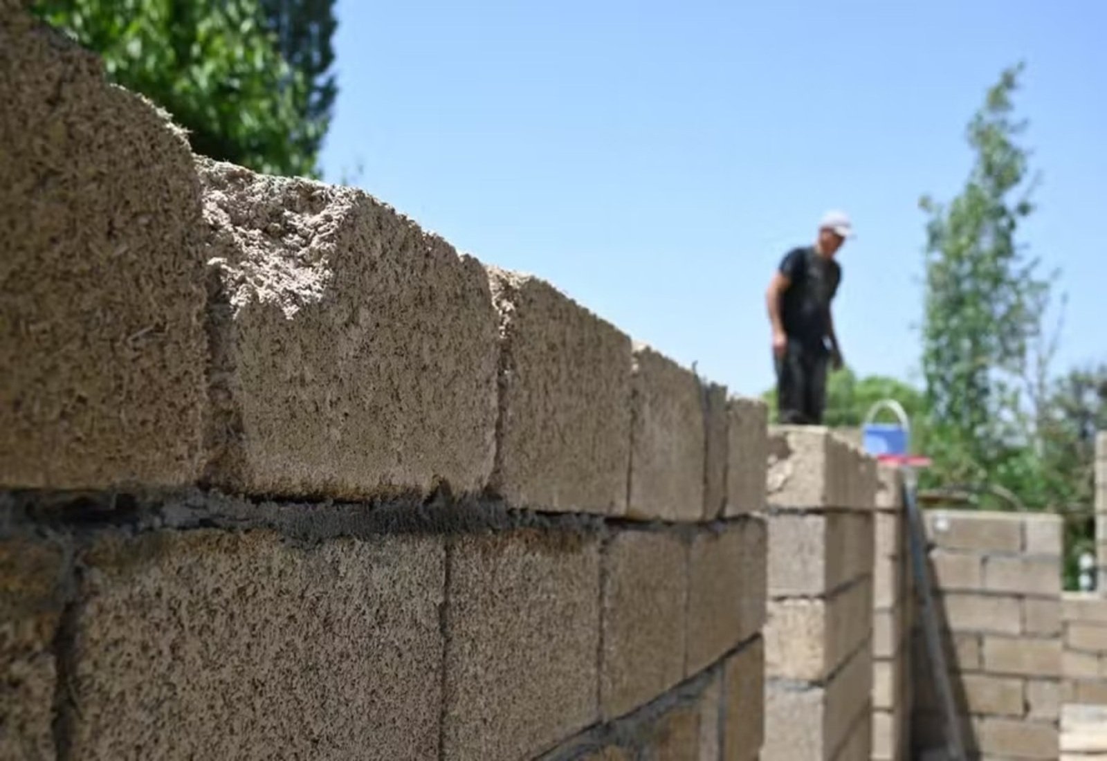 Casas de arroz: Quirguistão implementa novo modelo sustentável para a construção civil — Foto: GULIZA URUSTAMBEK KYZY / AFP