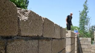 Casas de arroz: Quirguistão implementa novo modelo sustentável para a construção civil — Foto: GULIZA URUSTAMBEK KYZY / AFP
