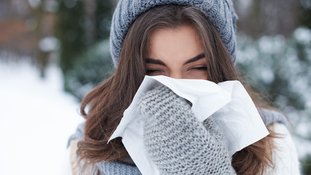 Mulher espirra em local com frio extremo