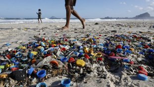 Microplásticos: relatório aponta impactos da poluição e as estratégias de combate