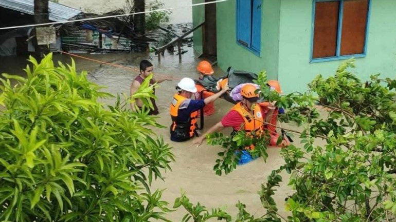 Equipes de resgate evacuam um morador em meio às enchentes causadas pela Tempestade Tropical Bualoi em Odiongan, na província de Romblon, Filipinas, nesta sexta-feira, dia 26