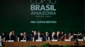 O ministro da Fazenda do Brasil, Fernando Haddad, o secretário-executivo da Convenção Marco das Nações Unidas sobre a Mudança Climática (CMNUCC), Simon Stiell, e o presidente da COP30 do Brasil, André Corrêa do Lago, durante a reunião preparatória ministerial (Pré-COP30) em Brasília, Brasil