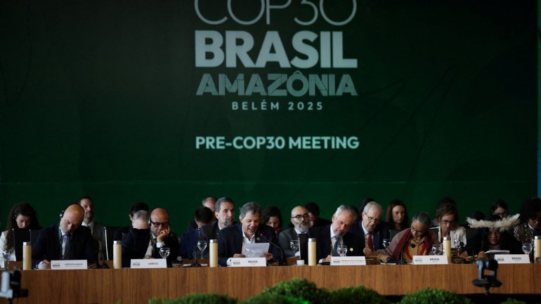 O ministro da Fazenda do Brasil, Fernando Haddad, o secretário-executivo da Convenção Marco das Nações Unidas sobre a Mudança Climática (CMNUCC), Simon Stiell, e o presidente da COP30 do Brasil, André Corrêa do Lago, durante a reunião preparatória ministerial (Pré-COP30) em Brasília, Brasil